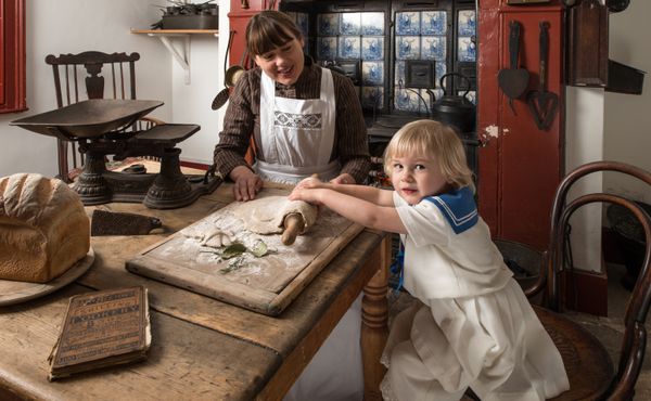 Childrens baking at the Holst birthplace museum